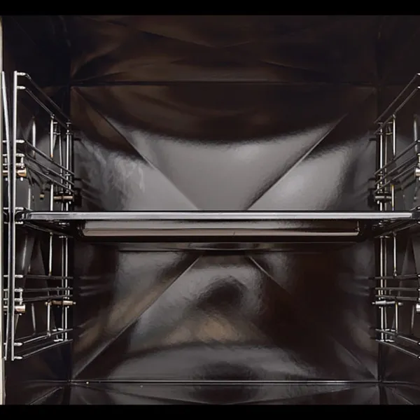 Intérieur du four en émail avec grilles latérales de la cuisinière à bois Rosa XXL Petra 11 kW