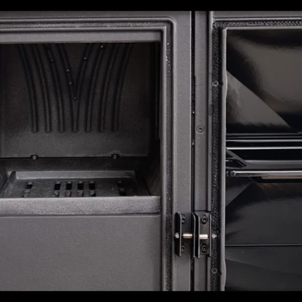 Détail du foyer et du four de la cuisinière à bois Rosa XXL Petra 11 kW en fonte grise