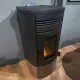 Poêle à granulés Noris 12 kW étanche noir et beige avec panneau de commande et flamme visible