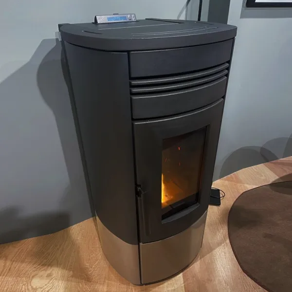 Poêle à granulés Noris Plus 12 kW noir et beige avec panneau de commande digital allumé