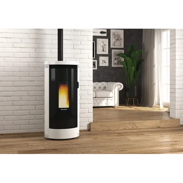 Poêle à granulés Debby Plus Cx Evo 9kW noir et blanc avec flamme allumée dans un salon moderne