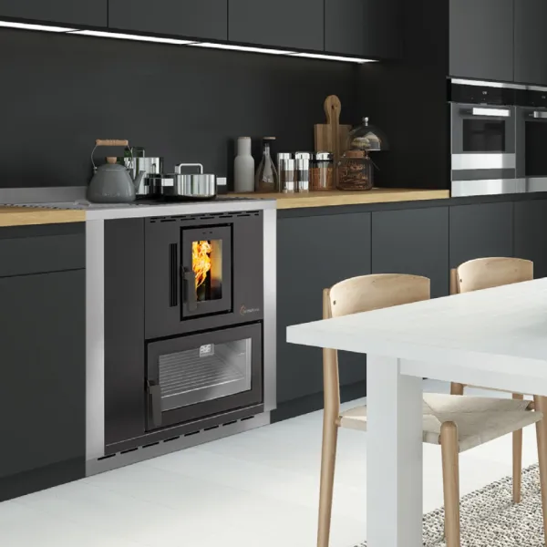 Cuisinière à granulés DESYRÉ 9.0 encastrée dans cuisine moderne avec façade anthracite et four vitré