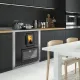 Cuisinière à granulés DESYRÉ 9.0 encastrée dans cuisine moderne avec façade anthracite et four vitré