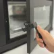 Ouverture de la porte vitrée de la cuisinière à granulés DESYRÉ 9.0 avec poignée ergonomique noire