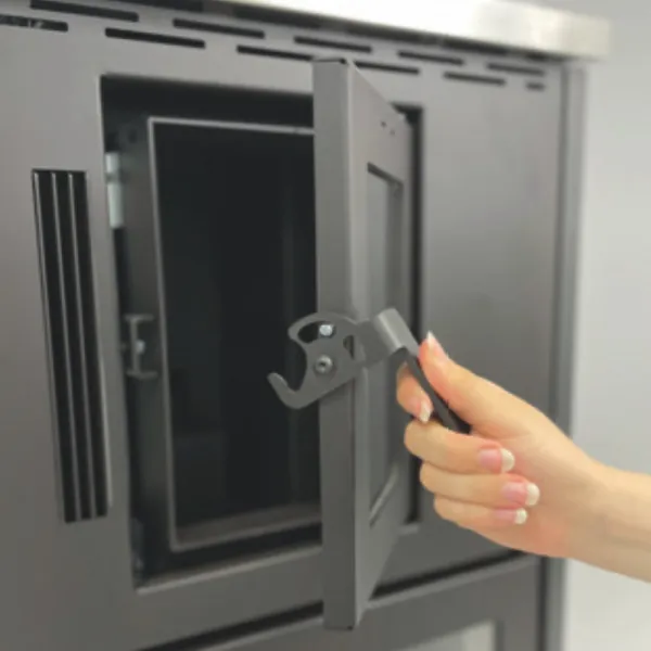 Cuisinière à granulés DESYRÉ 9.0 avec porte vitrée et poignée ergonomique en situation d'ouverture