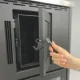 Cuisinière à granulés DESYRÉ 9.0 avec porte vitrée et poignée ergonomique en situation d'ouverture