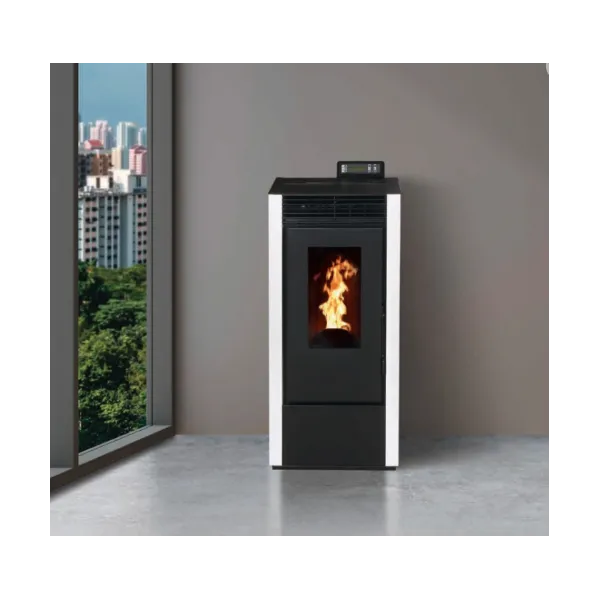 Poêle à granulés étanche Marina 14 noir et blanc avec flamme, puissance 13,5 kW, installé dans salon moderne