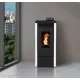 Poêle à granulés étanche Marina 14 noir et blanc avec flamme, puissance 13,5 kW, installé dans salon moderne