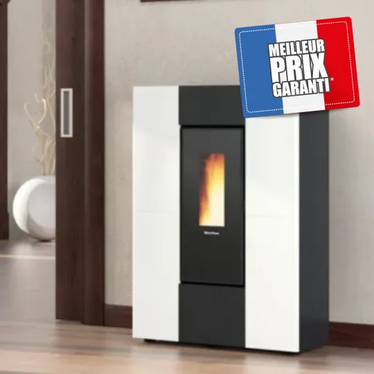 Poêle à granulés Marilena Plus AD design slim blanc et noir 8kW canalisable installé dans salon moderne