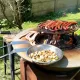 Brasero plancha Fiesta avec grille et plateau de cuisson en situation pour barbecue extérieur au feu de bois
