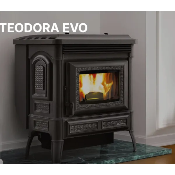Poêle à granulés Teodora Evo noir 8kW avec habillage fonte et vitre frontale, posé sur socle marbre vert