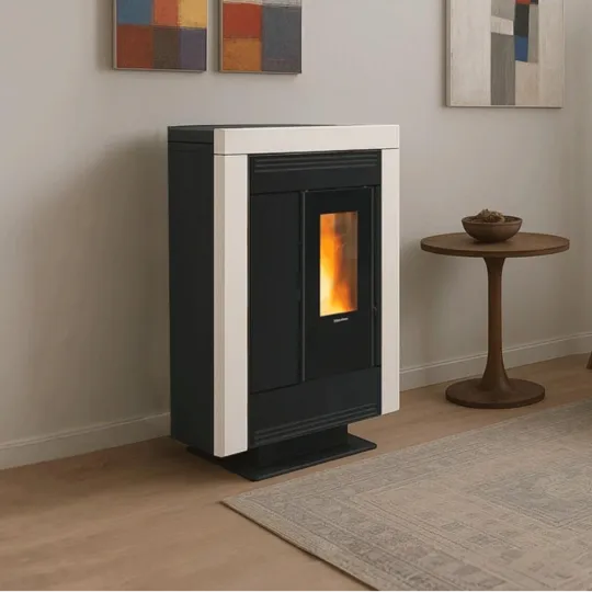 Poêle à granulés Souvenir Plus Steel bicolore noir et blanc 10 kW en situation dans un salon moderne