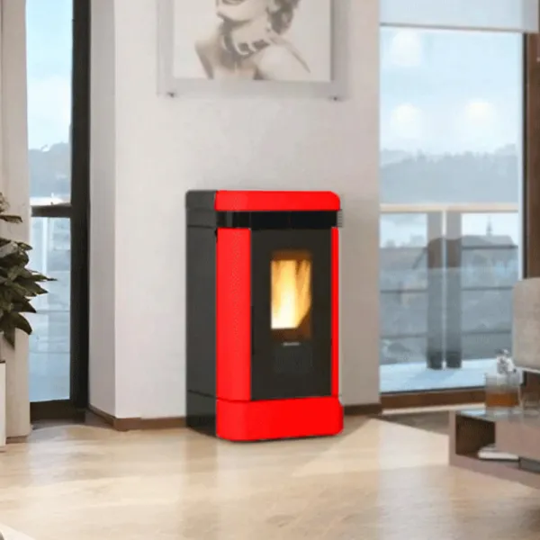 Poêle à granulés Lucia Plus 12kw rouge et noir en situation dans un salon moderne avec flamme allumée
