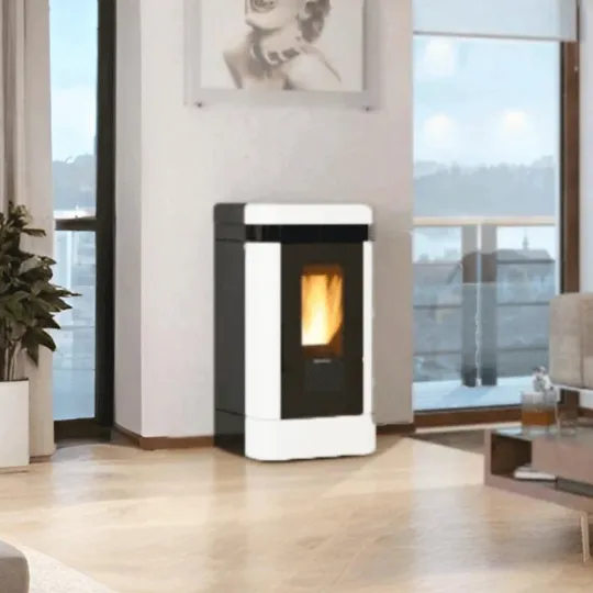 Poêle à granulés Lucia Plus blanc et noir 12kw allumé dans un salon moderne avec grandes baies vitrées