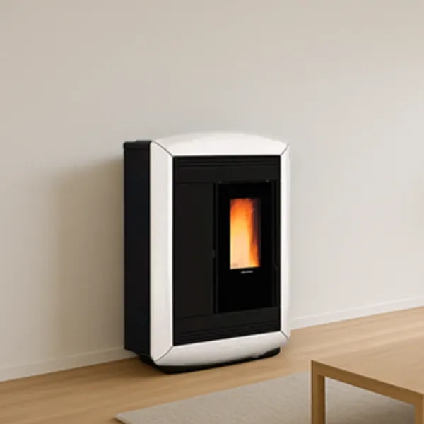 Poêle à granulés Souvenir Plus Lux blanc et noir 10 kW avec flamme allumée en situation intérieure