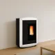 Poêle à granulés Souvenir Plus Lux blanc et noir 10 kW avec flamme allumée en situation intérieure