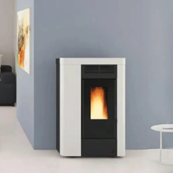 Poêle à granulés ANNABELLA AD EVO blanc et noir 9 kW en situation dans un salon moderne