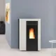 Poêle à granulés ANNABELLA AD EVO blanc et noir 9 kW en situation dans un salon moderne