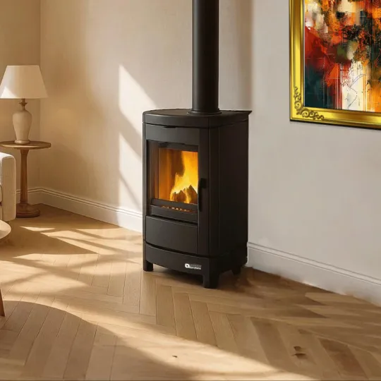 Poêle à bois La Nordica Brigitta GB noir en fonte avec vitre, installé dans un salon contemporain