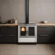 Cuisinière bois Venezia encastrée dans cuisine moderne avec four et foyer vitré, finition blanche et noire