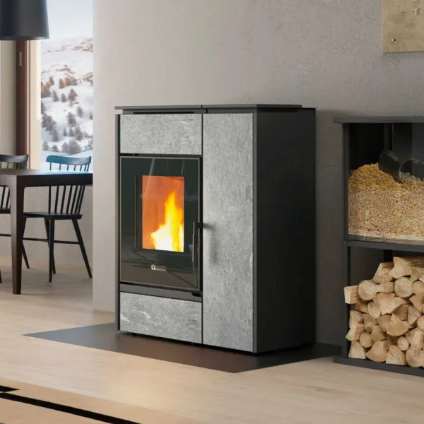 Poêle mixte bois pellets Margaret Petra 10 kW en situation avec habillage pierre et réserve à granulés