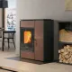 Poêle hybride Margaret 10 kW finition grès corten installé dans un salon moderne avec bûches et granulés