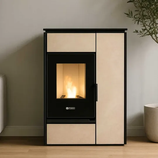 Poêle mixte bois-granulés Margaret 10 kW avec habillage grès beige et acier noir dans un salon moderne