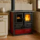 Cuisinière bois Rosetta Sinistra rouge et noire avec four, foyer allumé et plaque de cuisson en situation