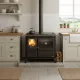Cuisinière à bois Gardenia XXL Steel anthracite avec four et foyer allumé installée dans cuisine moderne