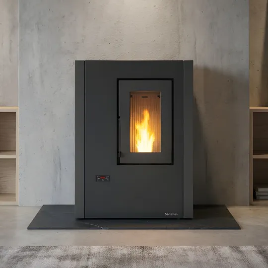 Poêle à granulés Extraflame Luisella anthracite design contemporain vitré avec flamme allumée 7 kW