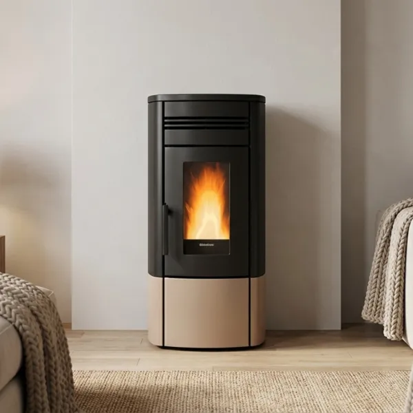 Poêle à granulés Noris 12 kW design noir et beige avec flamme allumée dans un intérieur moderne