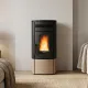 Poêle à granulés Noris 12 kW design noir et beige avec flamme allumée dans un intérieur moderne