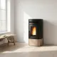 Poêle à granulés Noris 12 kW noir et beige allumé dans un salon moderne avec parquet clair