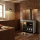 Cuisinière à bois Rosa XXL Petra 11 kW anthracite installée dans cuisine rustique avec four et foyer vitre