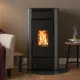 Poêle à granulés Maria 9 kW acier gris anthracite avec vitre panoramique allumé dans un salon moderne