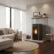 Poêle à granulés Maria 9 kW noir en situation dans salon moderne avec flamme allumée