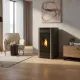 Poêle à granulés Maria 9 kW design anthracite installé dans un salon moderne avec feu allumé