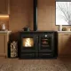 Cuisinière bois Alaska 12 kW noire avec four et foyer allumé, installée dans cuisine moderne