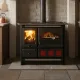 Cuisinière à bois Rosa XXL Steel noire avec four et feu allumé installée dans cuisine rustique