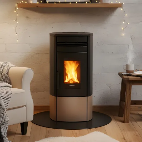Poêle à granulés Noris Plus 12 kW bicolore noir et beige installé dans un salon moderne avec feu allumé