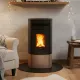 Poêle à granulés Noris Plus 12 kW bicolore noir et beige installé dans un salon moderne avec feu allumé