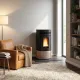 Poêle à granulés Noris Plus noir et beige 12 kW allumé dans un salon moderne avec flammes visibles