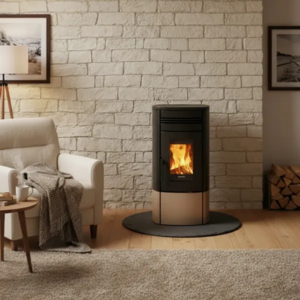 Poêle à granulés Noris Plus 12 kW noir et beige installé dans salon contemporain avec feu allumé