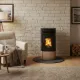 Poêle à granulés Noris Plus 12 kW noir et beige installé dans salon contemporain avec feu allumé