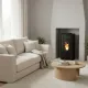 Poêle à granulés Ring 11 noir de 10 kW installé dans un salon moderne avec feu allumé