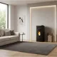 Poêle à granulés noir Ring 11 de 10 kW installé dans un salon moderne avec flamme visible
