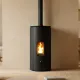 Poêle à granulés Lorena noir 9Kw avec conduit d'évacuation supérieur en situation dans un intérieur moderne