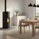 Poêle à granulés Lorena PJ noir 9Kw installé dans une salle à manger contemporaine avec conduit apparent