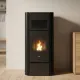 Poêle à granulés Adria noir design avec grille de ventilation supérieure et flamme visible 15,4 kW