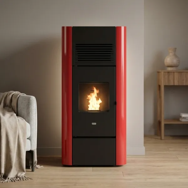 Poêle à granulés Adria design rouge et noir avec ventilation, allumé dans un salon contemporain